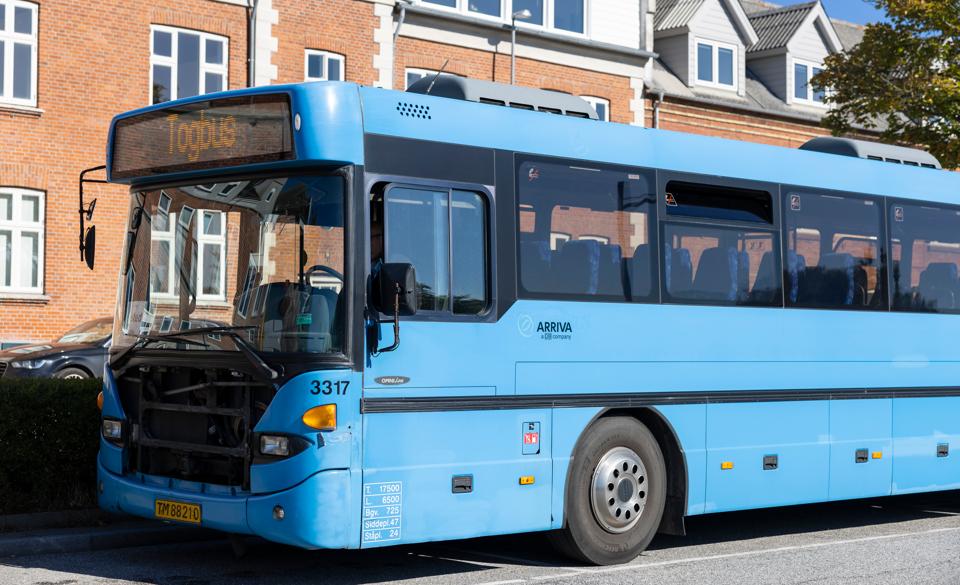 En af Arrivas egne busser, som - sammen med busser fra andre selskaber - erstatter toget på Thybanen. Den pågældende bus er omkring 18 år gammel. <i>Foto: Kim Dahl Hansen</i>