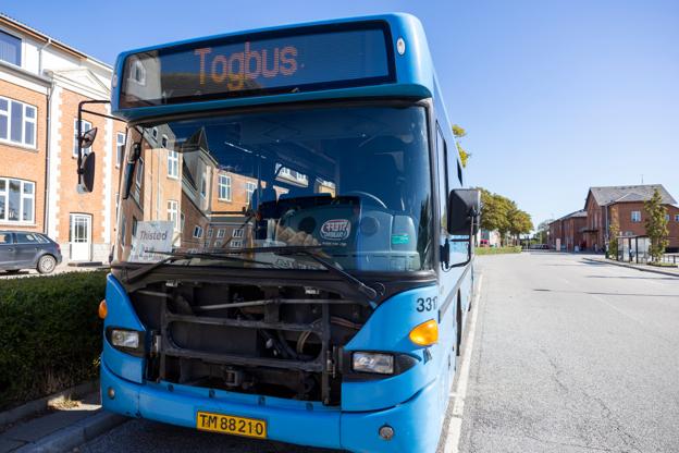 - Det er nogle skodbusser, siger en af passagererne, Michael Kristiansen, om Arrivas erstatning for toget på Thybanen. Her er en af busserne parkeret ved stationen i Thisted. <i>Foto: Kim Dahl Hansen</i>