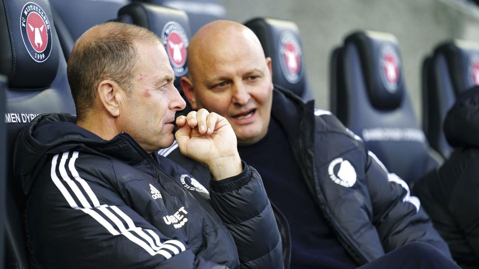Jess Thorup og Peter Christiansen i samtale før søndagens superligakamp mellem FC Midtjylland og FC København, som FCM vandt 2-1. <i>Bo Amstrup / Ritzau Scanpix/Ritzau Scanpix</i>