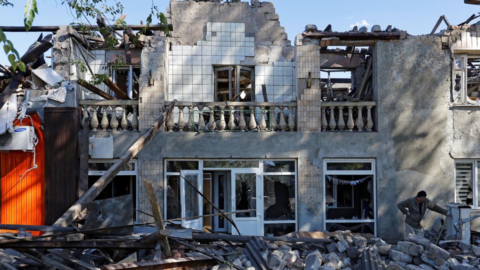 En smadret bygning ses her mandag i Luhansk-regionen efter angreb. <i>Alexander Ermochenko/Reuters</i>