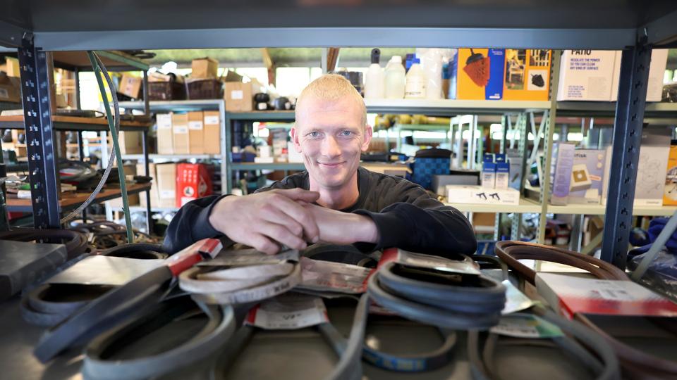 Søren Andersen har - bogstaveligt talt - købt en blandet landhandel. Den 34-årige vendelbo handler nu med alt fra legetøj til landbrugsmaskiner. <i>Foto: Bente Poder</i>