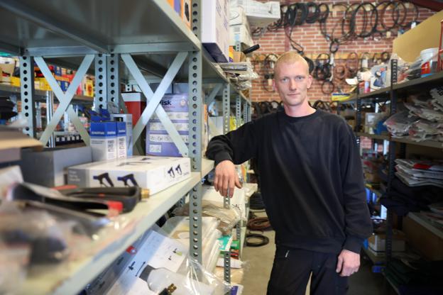 Det har krævet en stor indsats at få overblik over de mange forskellige varer og reservedele i den gamle landhandel. Den tidligere ejer havde samlet ting sammen gennem mere end 50 år. <i>Foto: Bente Poder</i>