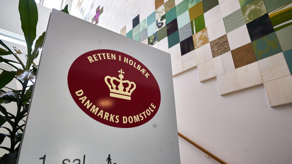 To brødre på 35 og 37 år samt den enes hustru er ved Retten i Holbæk tiltalt for at have haft planer om terror. De nægter sig alle skyldige. Kvinden og hendes mand er blevet afhørt i retssagen, og tirsdag begyndte afhøringen af den 37-årige. (Arkivfoto). <i>Signe Goldmann/Ritzau Scanpix</i>