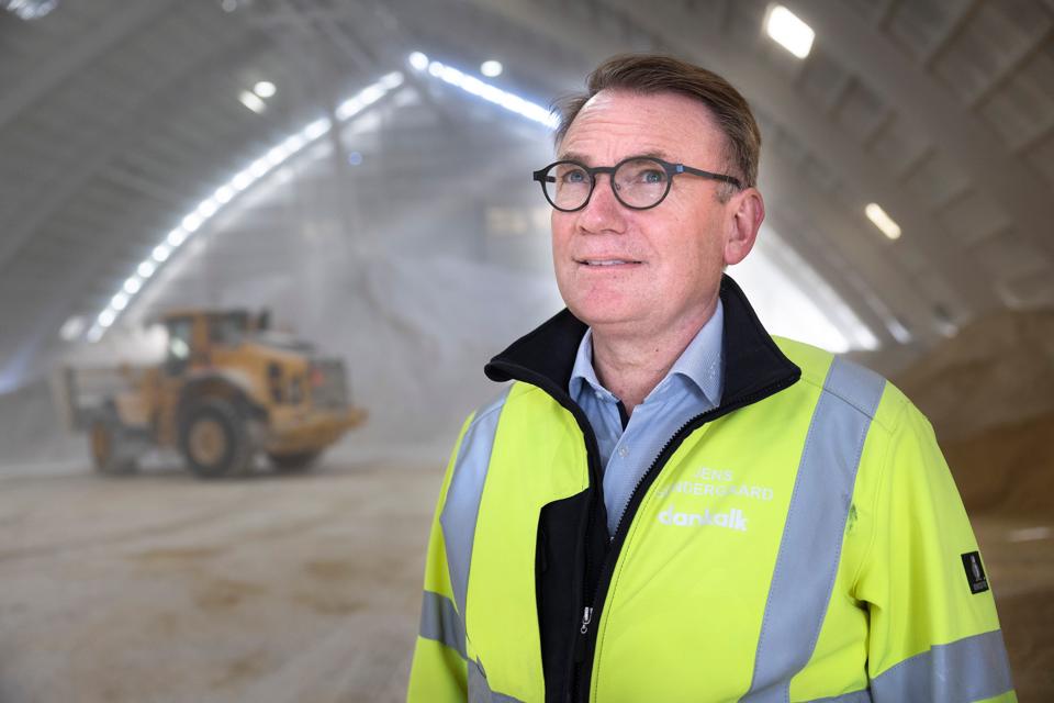 Direktør Jens Søndergaard på Dankalk. Han forklarer, at med den nuværende produktion i Mjels og Aggersund er der mindst kalk til de næste 80 år de to steder. <i>Foto: Claus Søndberg</i>