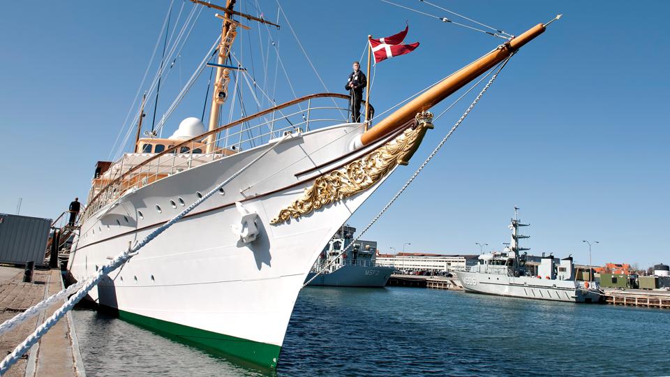 Kongeskibet Dannebrog er tilbage i Frederikshavn efter en sommersæson, der har bragt skibet vidt omkring. <i>Foto: Henning Bagger/Ritzau Scanpix</i>