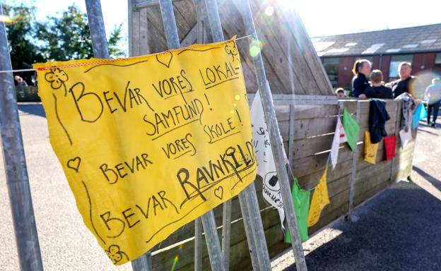 I september i fjor protesterede borgere i Ravnkilde over byrådets planer om at lukke folkeskolen. <i>Foto: Bente Poder</i>