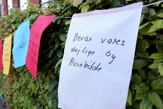Børn og voksne har pyntet Ravnkilde Skole med farverige flag, der indeholder budskaber og ønsker for skolens fremtid. <i>Foto: Bente Poder</i>