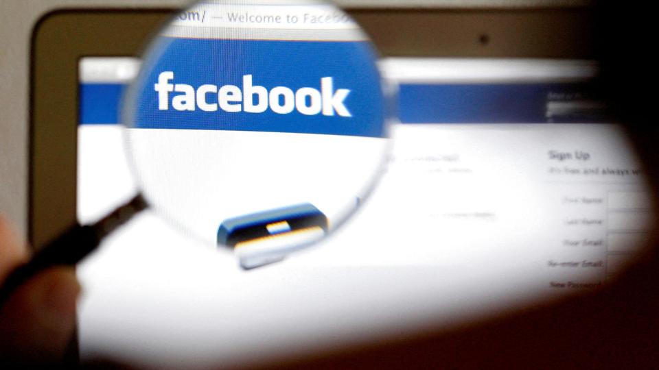 I en gruppe på Facebook deler 1300 præster tilsyneladende fortrolige oplysninger om mennesker i deres sogn. (Arkivfoto). <i>Thomas Hodel/Reuters</i>