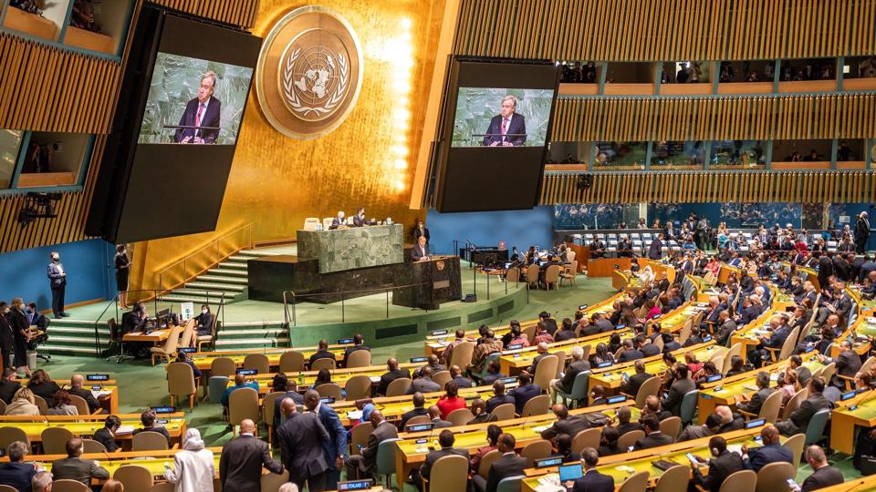 António Guterres, FN's generalsekretær, taler ved åbningen af generalforsamlingen i verdensorganisationen: Lad os ikke føre os selv bag lyset. Vi er ude i hårdt vejr. En global mismodig vinter er i anmarch. <i>Michael Kappeler/Ritzau Scanpix</i>