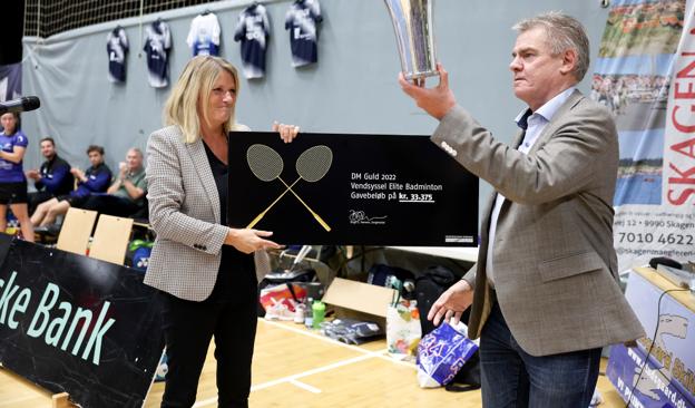Borgmester Birgit S. Hansen overrakte en klækkelig check og en bakke kyllingespyd til Vendsyssel Elite Badminton inden sæsonpremieren mod Gentofte. <i>Foto: Bente Poder</i>