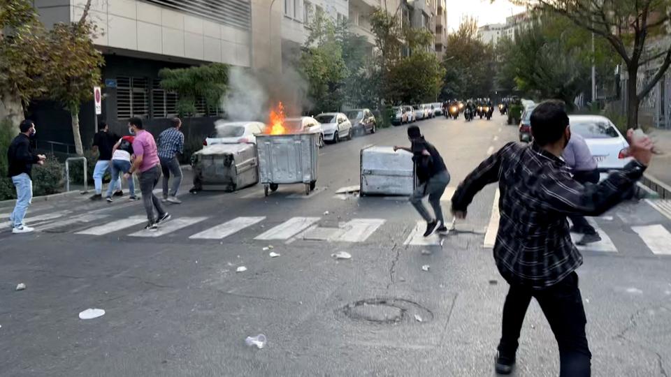 De seneste fire dage har der været demonstrationer flere stedet i Iran over en 22-årig kvinde, der er død i moralpolitiets varetægt. Dette billede er fra Irans hovedstad, Teheran. <i>-/Ritzau Scanpix</i>