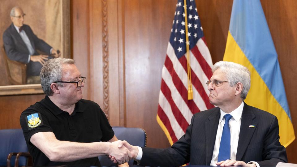 Den amerikanske justitsminister, Merrick Garland, mødtes tirsdag med Ukraines chefanklager, Andrij Kostin, i USA's hovedstad, Washington D.C. <i>Manuel Balce Ceneta/Ritzau Scanpix</i>