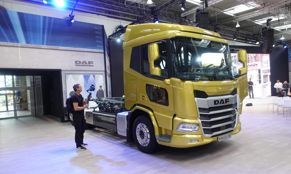Der var verdenspremiere på den nye DAF XD på IAA-messen i Hannover; men den vandt titlen årets lastbil foran Scania og Mercedes. Foto: Carsten Teiner. Der var verdenspremiere på den nye DAF XD på IAA-messen i Hannover; men den vandt titlen årets lastbil foran Scania og Mercedes. Foto: Carsten Teiner.
