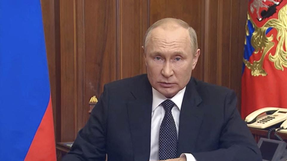 Russiske medier skrev allerede tirsdag, at Vladimir Putin formentlig ville holde tale tirsdag aften. Det blev ikke til noget, men i stedet har han talt onsdag morgen. <i>Sputnik/Reuters</i>