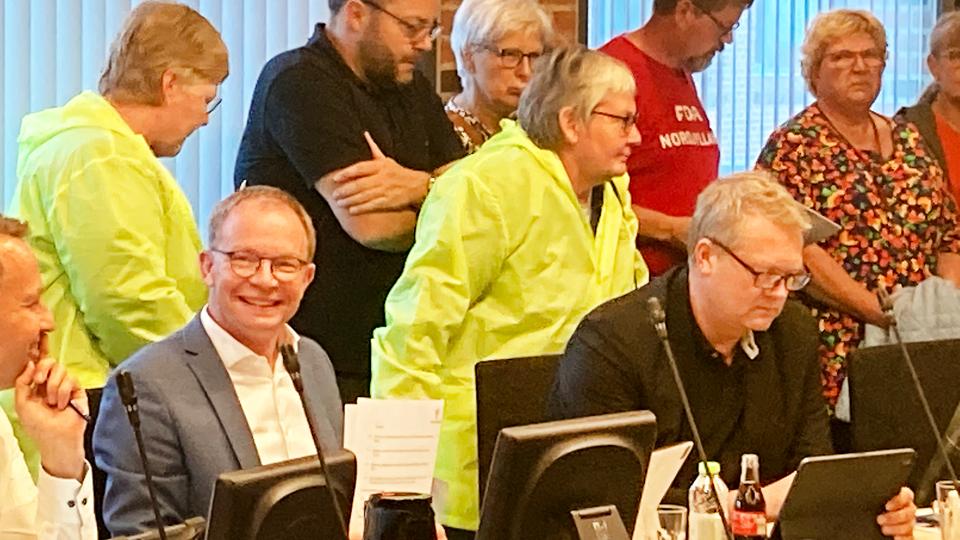 Borgmester Niels Jørgen Pedersen (V) og Peter Larsen (V), th., havde bogstavelig talt tilhørerne i ryggen, da kommunalbestyrelsen havde første behandling af næste års budget. Tilhørerne repræsenterede en række af de faglige organisationer, der har medarbejdere beskæftiget indenfor kommunens store velfærdsområder. <i>Foto: Jens Fogh-Andersen</i>