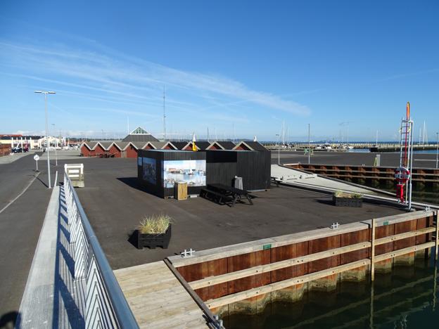 Her til højre ved de sorte containere - lige ved den nye bro - kommer Vandsportens Hus til at ligge.  <i>Foto: Jesper Christensen</i>