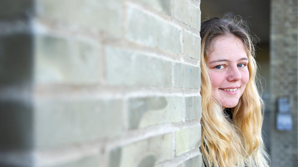 I dag er 22-årige Sandra smilende, veltalende og et godt sted i livet.