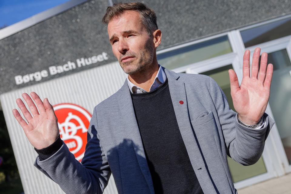 Administrerende direktør og fungerende sportschef Thomas Bælum afviser, at Inge André Olsen bliver en aktiv del af AaB's transfervindue i januar. <i>Arkivfoto: Henrik Bo</i>
