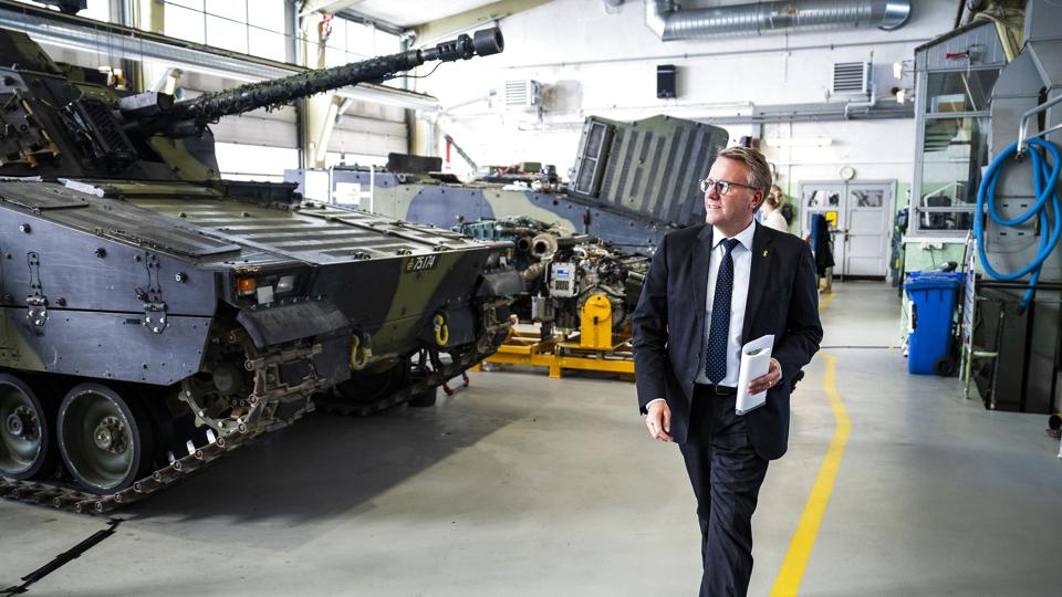 Forsvarsminister Morten Bødskov (S) var onsdag på Panserværkstedet Sandholm i Birkerød for at præsentere del 1 af regeringens eftersyn af det danske forsvar inden næste års forhandlinger om et tiårigt forsvarsforlig. <i>Martin Sylvest/Ritzau Scanpix</i>