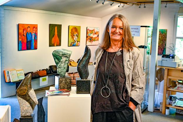 Sanne Friis lukker efter 12 år sit galleri "Thy til Kunsten" ud til A 11 ved Villerslev. Netop nu sælges alt ud til meget nedsatte priser. <i>Foto: Ole Iversen</i>