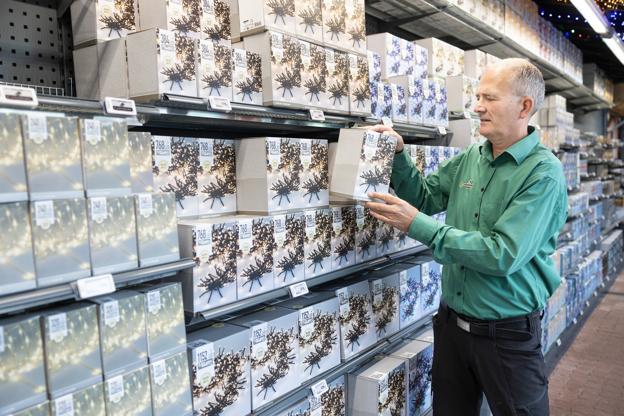 Energikrise til trods sælger Plantorama på nuværende tidspunkt samme mængde julebelysning, som de plejer, siger centerchef Henrik Christiansen. <i>Foto: Claus Søndberg</i>