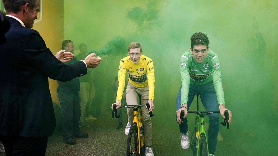 Jonas Vingegaard (i gult) kommer til at være holdkammerat med Wout van Aert (i grønt) i flere år frem, hvis danskeren forbliver hos Jumbo-Visma. (Arkivfoto). <i>Sem Van Der Wal/Ritzau Scanpix</i>