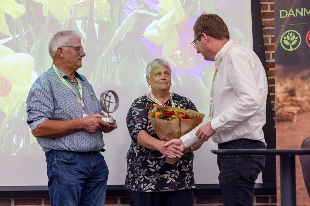 Foruden titlen, fik Birgit og Henrik Bønlykke overrakt blomster og et trofæ af Danmissions formand, Morten Skrubbeltrang. <i>Foto: Danmission</i>