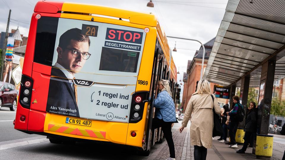 Alex Vanopslagh, hvis kontrafej her ses på bussen, har ikke haft styr på boligreglerne og har uberettiget modtaget et skattefrit tilskud på 30.000 kroner om året. (Arkivfoto). <i>Ida Marie Odgaard/Ritzau Scanpix</i>