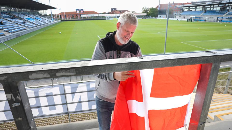 Mikael Thirup mødte ind i god tid inden startfløjtet i onsdagens landskamp for at gøre klar på tribunen. <i>Foto: Bente Poder</i>