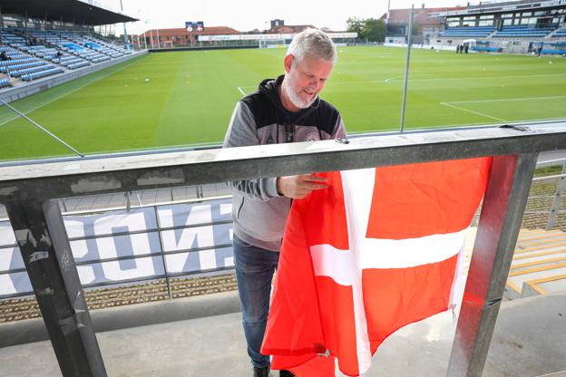 Mikael Thirup mødte ind i god tid inden startfløjtet i onsdagens landskamp for at gøre klar på tribunen. <i>Foto: Bente Poder</i>