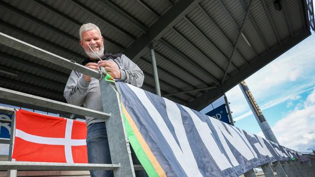 Der blev også plads til et Vendsyssel FF-banner blandt de mange Dannebrogflag. <i>Foto: Bente Poder</i>
