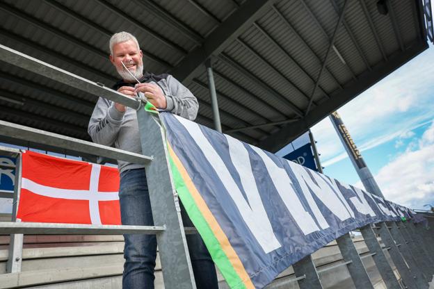 Der blev også plads til et Vendsyssel FF-banner blandt de mange Dannebrogflag. <i>Foto: Bente Poder</i>