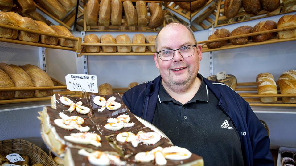 Nu dufter det igen af friskbagt brød i Vils Bageri. Kim Gundorph er ny bagermester og til trods for, at kolleger over hele landet må opgive kampen mod prisstigningerne, er han lige nu fortrøstningsfuld. <i>Foto: Torben Hansen</i>