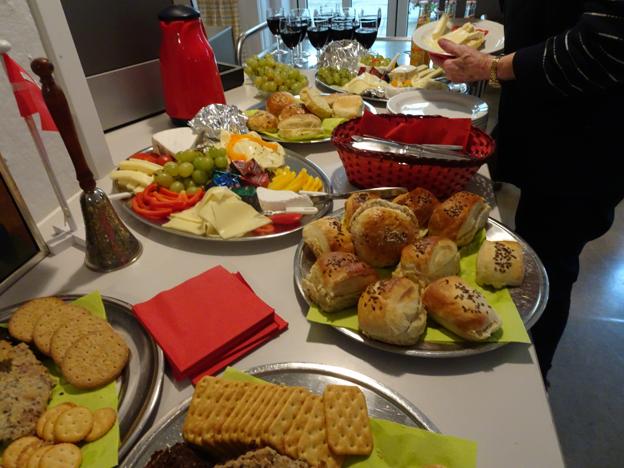 Om eftermiddagen vil der blive serveret ost og ét glas rødvin til alle der møder op og besøger huset. <i>Privatfoto</i>