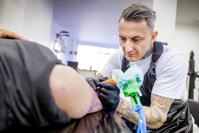 Kasper Reimer Sørensen har åbnet tattoo-salonen DeadSwallow  i Hobro. <i>Foto: Torben Hansen</i>