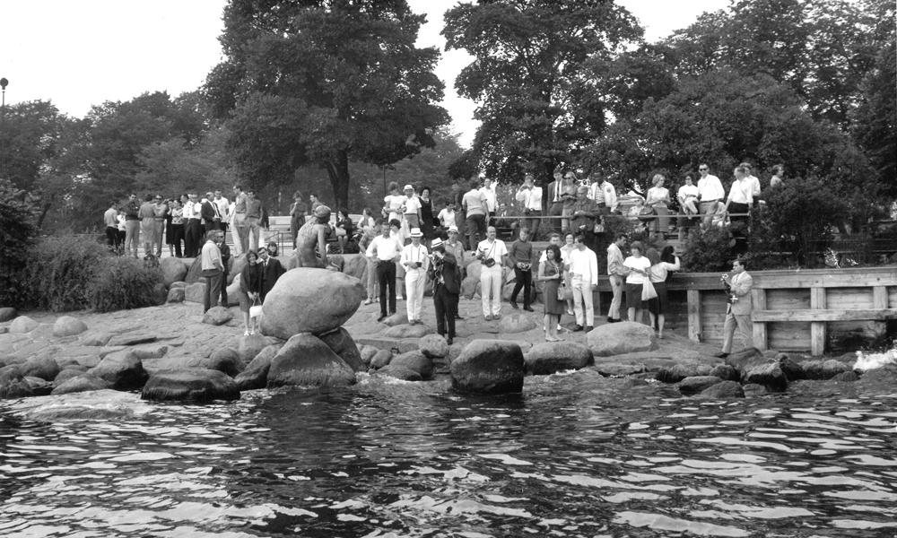 Turister ved Den Lille Havfrue, syd for Langeliniekaj, 1960'erne.