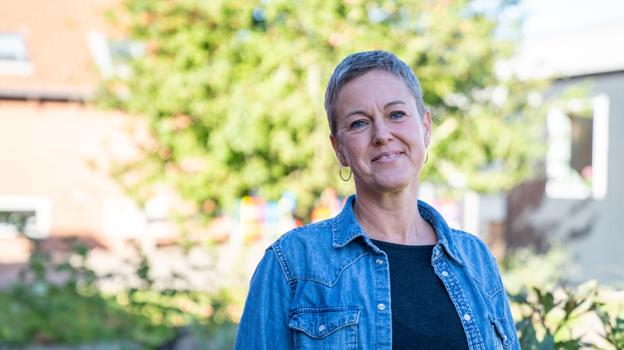 - Jeg er egentlig thybo og vokset op på Højskolen i Thy, hvor vi mine forældre var forstanderpar. Himlen er lidt større i Thy, og efter mange gode skoleår i bl.a. Aarhus, trak hjemegnen i mig, siger Inge Juel Hierner, der glæder sig over en god modtagelse i Sydthy. <i>Foto: thykommunikation.dk</i>