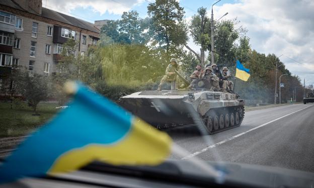 Ukrainske soldater i byen Kupjansk, der er et vigtigt jernbaneknudepunkt i Kharkiv Oblast. <i>Foto: Ukrainian Presidential Press Service/Reuters/Ritzau Scanpix</i>