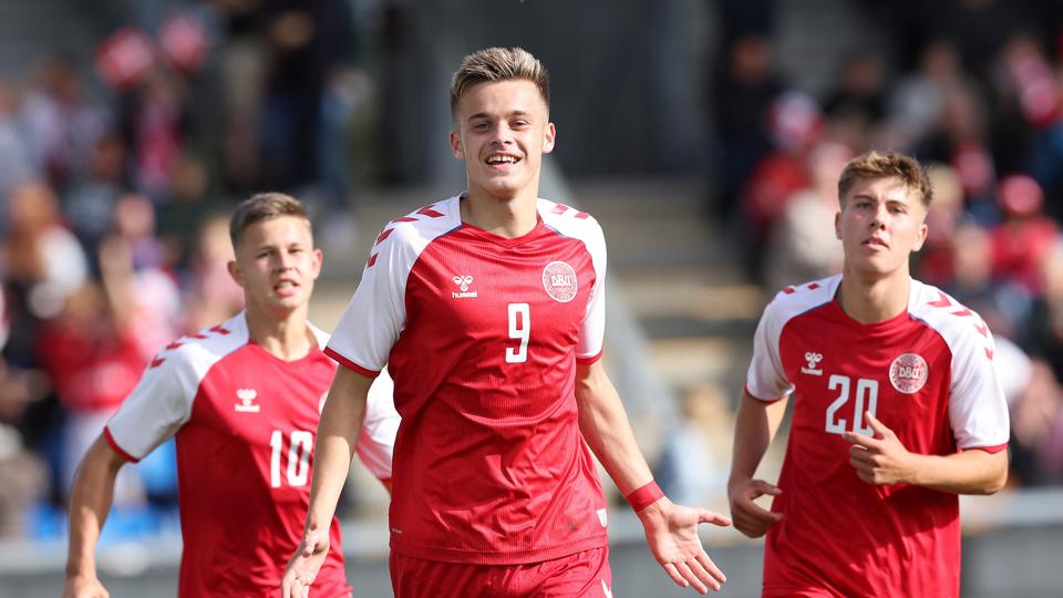 Oliver Ross (9) jubler over sin scoring til 1-0 i U19-landskampen mod Georgien. <i>Foto: Bente Poder</i>