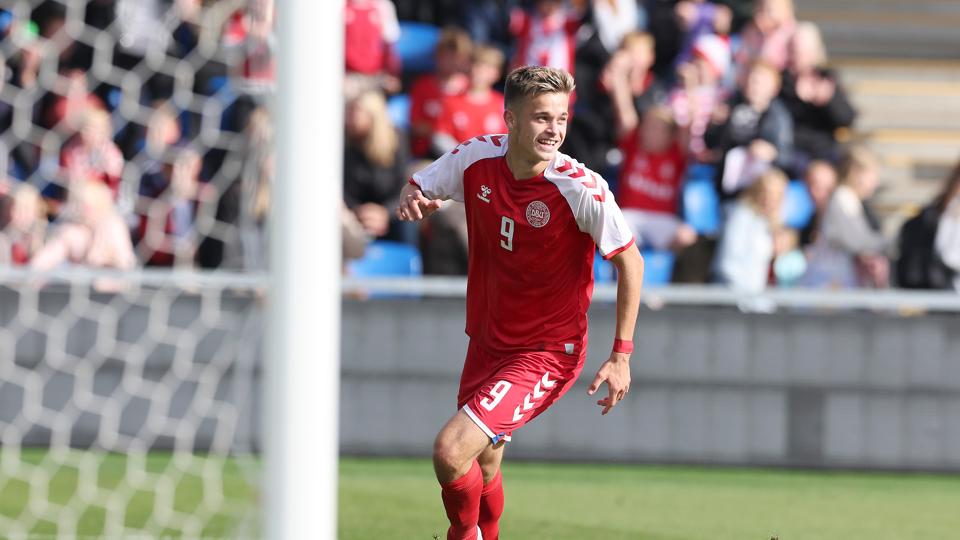 17-årige Oliver Ross scorede i sidste uge i sin debutkamp for Danmarks U19-landshold. Få dage forinden skulle han have startet inde for AaB. <i>Foto: Bente Poder</i>