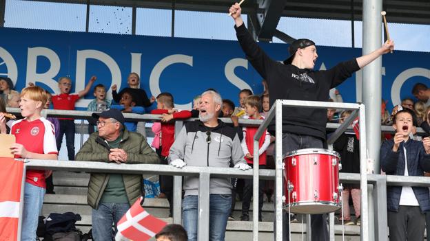 Undervejs i landskampen overlod Mikael Thirup trommerne til en anden - og stemningen forblev i top. <i>Foto: Bente Poder</i>