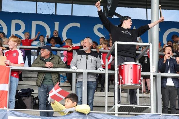 Undervejs i landskampen overlod Mikael Thirup trommerne til en anden - og stemningen forblev i top. <i>Foto: Bente Poder</i>