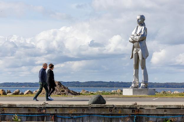 En statue, som er inspireret af Hans Kirks roman "Fiskerne", er blevet rejst på havnen på Gjøl. 