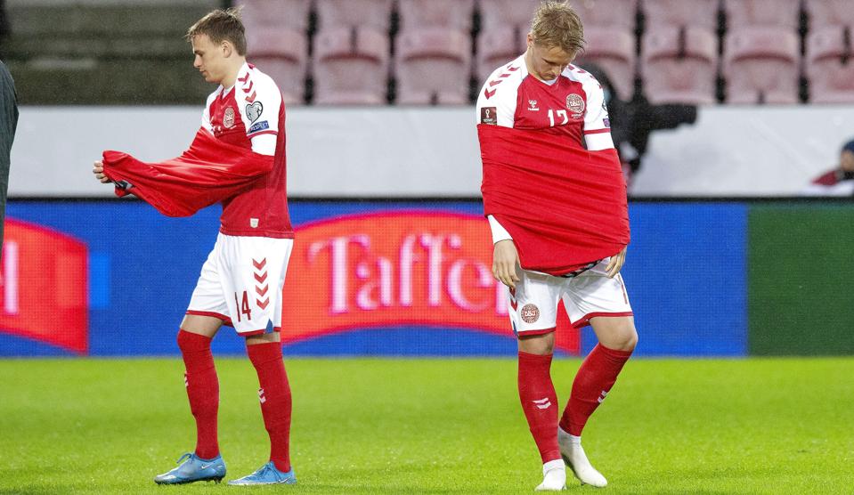 Herrelandsholdet ses her i en tidligere udgave af landsholdstrøjen. Torsdag debuterer spillerne i en sort landsholdstrøje i udekampen mod Kroatien. (Arkivfoto) <i>Bo Amstrup/Ritzau Scanpix</i>
