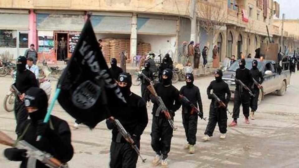 Krigere fra Islamisk Stat fotograferet på en gade i den syriske by Raqqa. Som den første blev en 33-årig mand dømt for landsforræderi ved at have kæmpet for IS i Syrien over en årrække. (Arkivfoto). <i>Uncredited/Ritzau Scanpix</i>