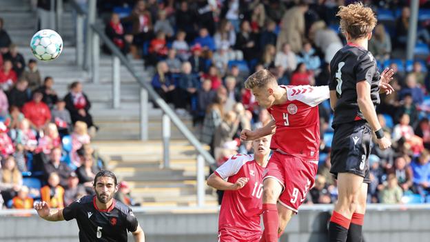 Her header Oliver Ross bolden i mål til 1-0. <i>Foto: Bente Poder</i>