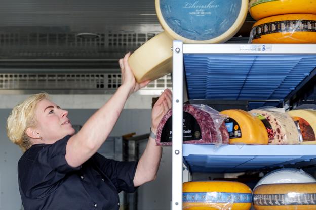 Indehaveren af St. Brøndum Ostebutik, Louise Wittendorff Dam, er ramt af endnu en stor ulykke. <i>Foto: Henrik Bo</i>
