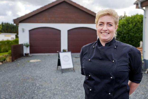 Indehaveren af St. Brøndum Ostebutik, Louise Wittendorff Dam, flytter adresse. Fra det gamle mejeri og hjem til privatboligen. Indtil videre sker alt salg fra container, der står ved privatboligen. På sigt skal garagen indrettes til ny butik, men de nødvendige tilladelser mangler indtil videre. St. Brøndum 21. september 2022. <i>Foto: Henrik Bo</i>