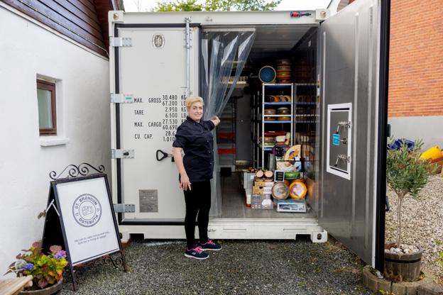 Indtil videre udgør en opstillet kølecontainer ved privatboligen St. Brøndum Ostebutik. Indehaver Louise Wittendorff Dam vil hurtigst muligt få indrettet en ny butik i sin garage. <i>Foto: Henrik Bo</i>