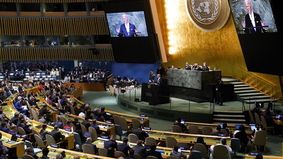 Præsident Joe Biden siger i en tale ved FN's Generalforsamling, at "en mand" har indledt en "skamløs" krig, som krænker FN-pagten. <i>Evan Vucci/Ritzau Scanpix</i>